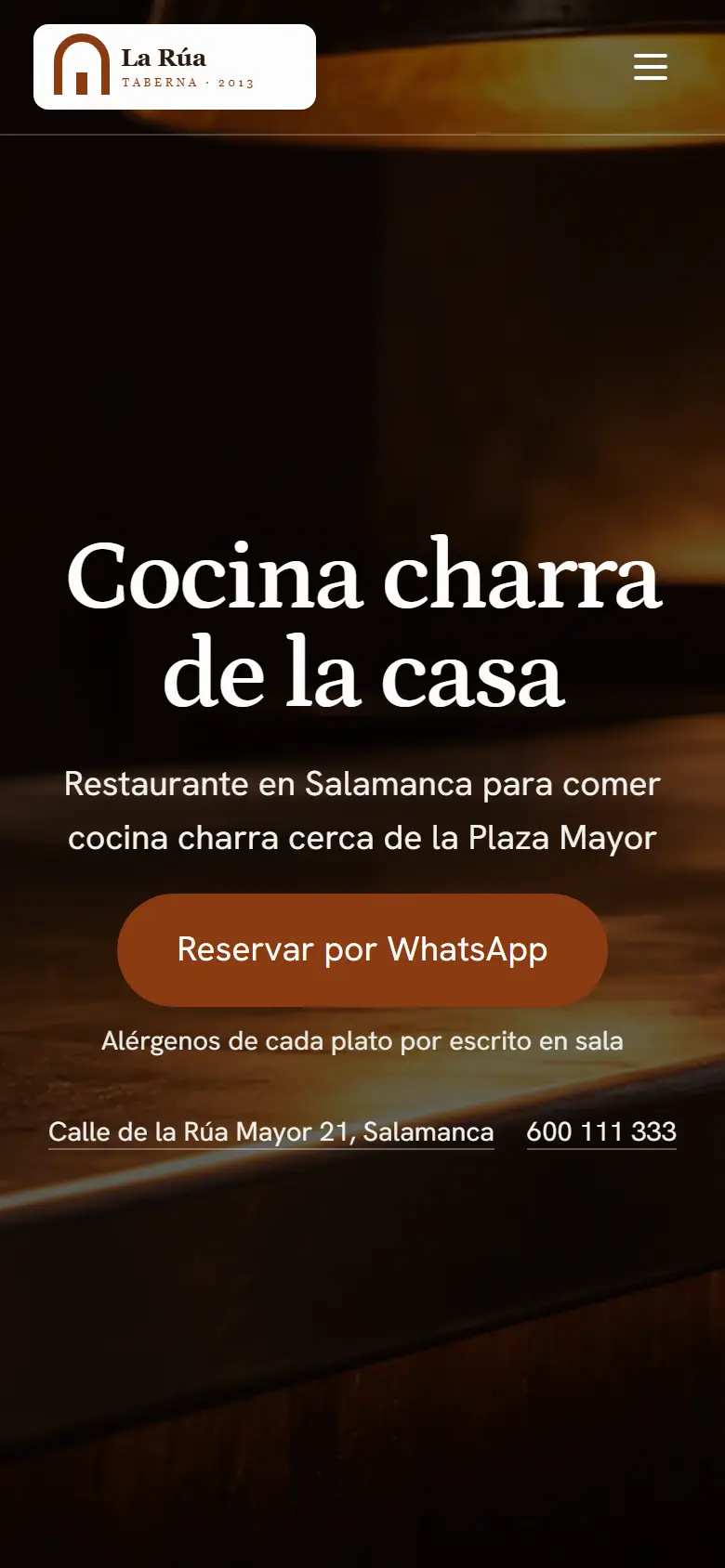 La web de muestra de Taberna La Rúa en un móvil: «Cocina charra de la casa» y el botón Reservar por WhatsApp.